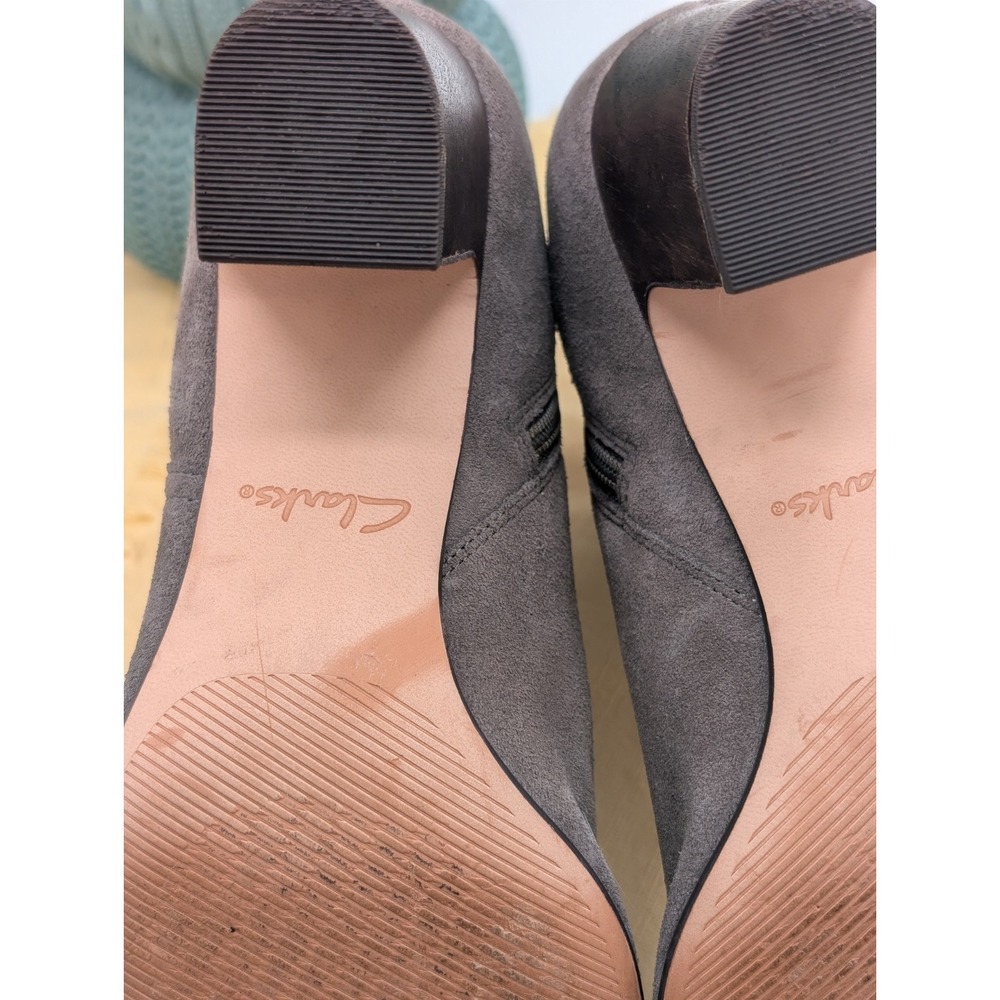 Clarks Spiced River Grey Suede Ankle Booties Block Heel Buckle Women's Size 8.5 - Picture 11 of 12